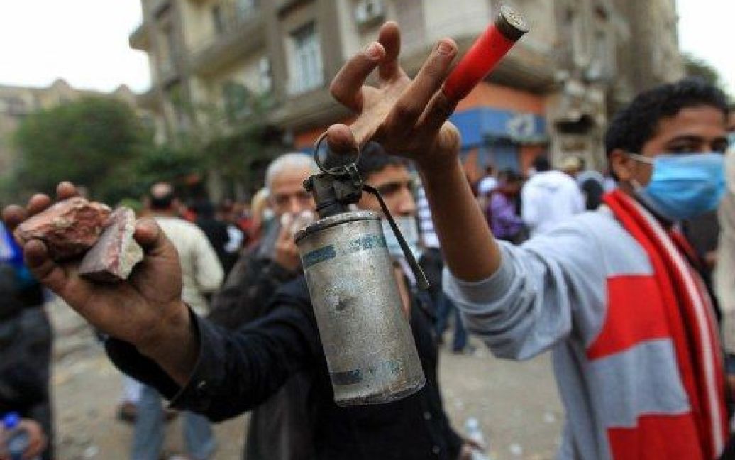 Єгипет, Каїр. Єгипетські демонстранти показують гумові кулі, снаряди зі сльозогінним газом та каміння під час зіткнень з поліцією на площі Тахрір у Каїрі. Кілька сотень єгиптян окупували площу Тахрір, поліція застосувала силу, щоб розігнати їх. / © AFP