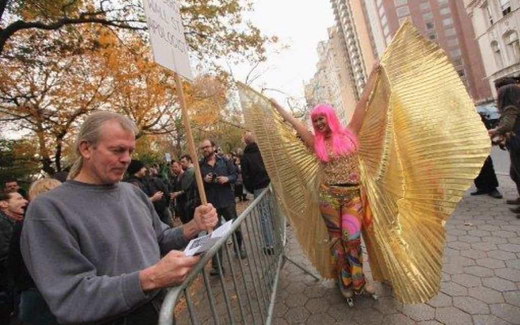 США, Нью-Йорк. Учасники акції протесту "Окупуй Уолл-стріт" провели мітинг перед будинком мера Нью-Йорка Майкла Блумберга в районі Верхній Іст-сайд. / © AFP