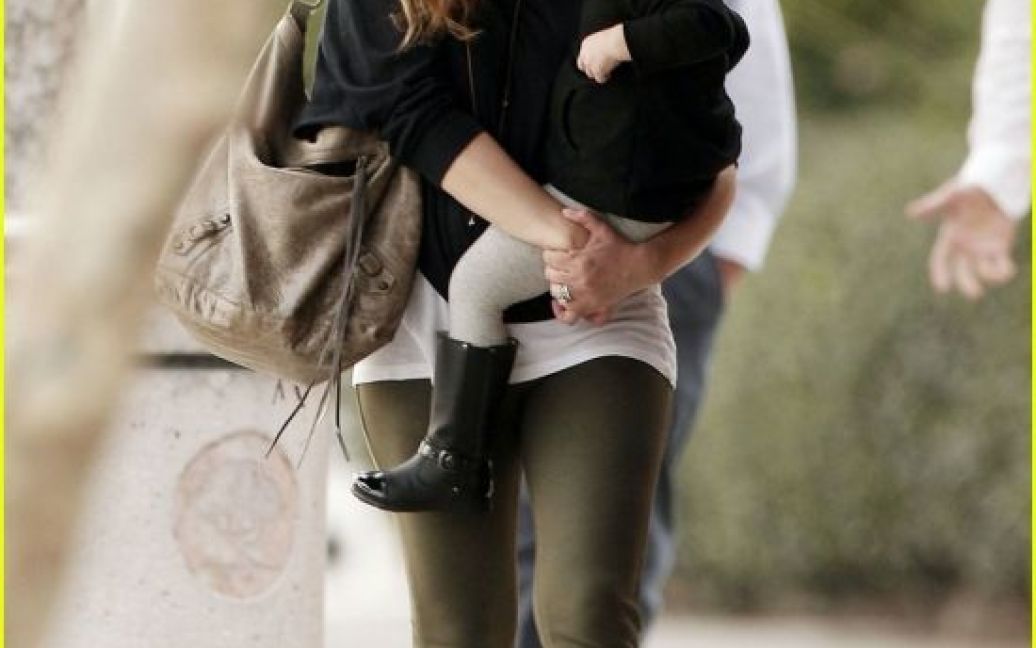 Сара на прогулянці з донькою / © 
