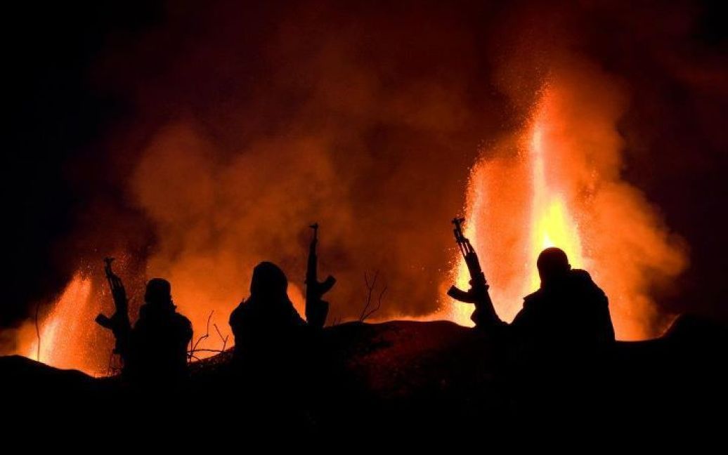 Неподалік від підніжжя вулкана на безпечній відстані розбито наметовий табір для спостерігачів. / © VolcanoDiscovery.com