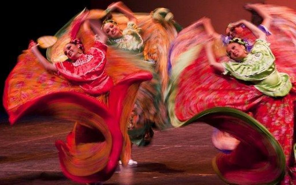 Колумбія, Богота. Танцюристи трупи фольклорного балету з університету Гвадалахари виступають на фестивалі танцю в театрі Хуліо Маріо Санто Домінго у Боготі. / © AFP