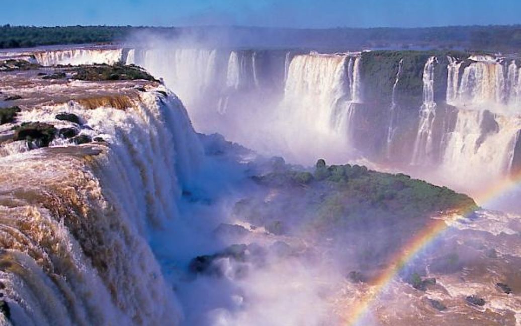 Водоспади Ігуасу на кордоні Аргентини і Бразилії / © 