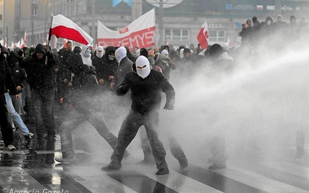 Поліція застосувала водомети і сльозогінний газ для розгону натовпу на площі Конституції у Варшаві. / © Agencja Gazeta