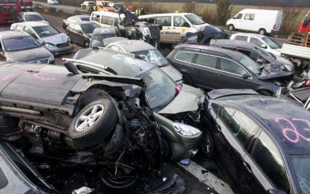 Німеччина, Гік. Вид з повітря показує автомобілі, застряглі на шосе А31 у Німеччині, після аварії, в яку потрапили 52 автомобілі. Причиною аварії, в якій загинули троє людей, ймовірно, став туман. / © AFP