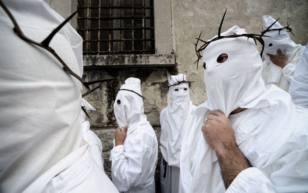Традиційна процесія членів релігійного братства в місті Сан-Лоренцо Маджіоре, Італія. Фото Salvatore Picciuto / © National Geographic