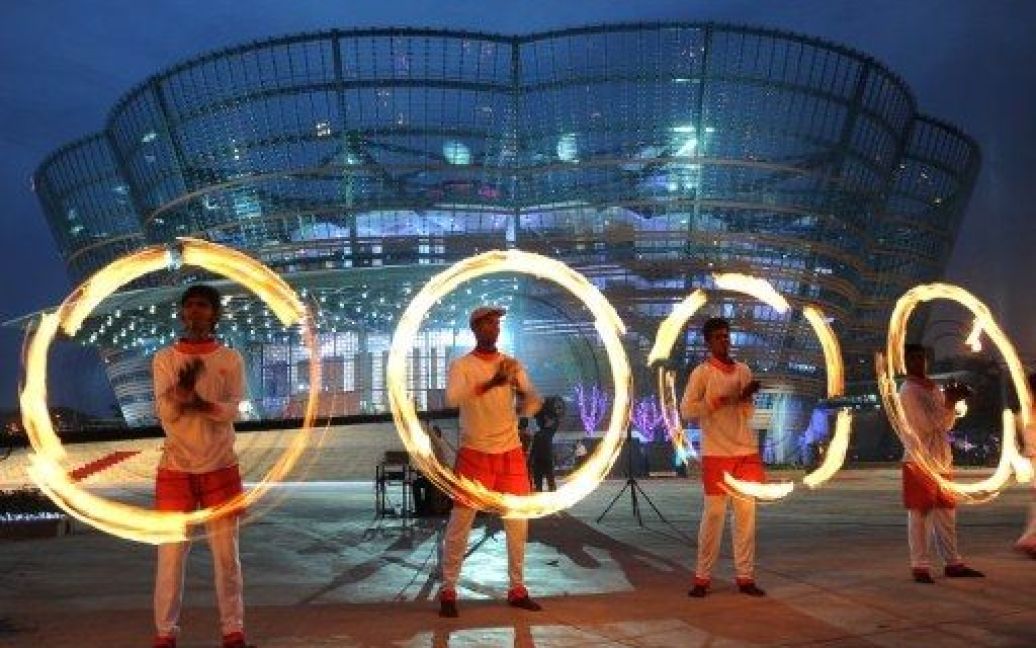 Шрі-Ланка, Коломбо. Майстри з танцю з вогнем виступають перед новим китайським театром для обдарованих "Ставок лотосів" у Коломбо. / © AFP