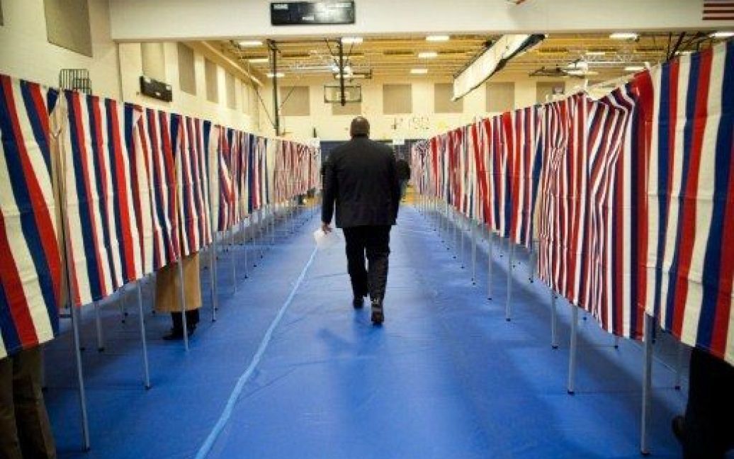 США, Бедфорд, штат Нью-Гемпшир. Чоловік готується проголосувати на виборчій дільниці під час первинних виборах у США. Американці обирають кандидатів у президенти США. / © AFP