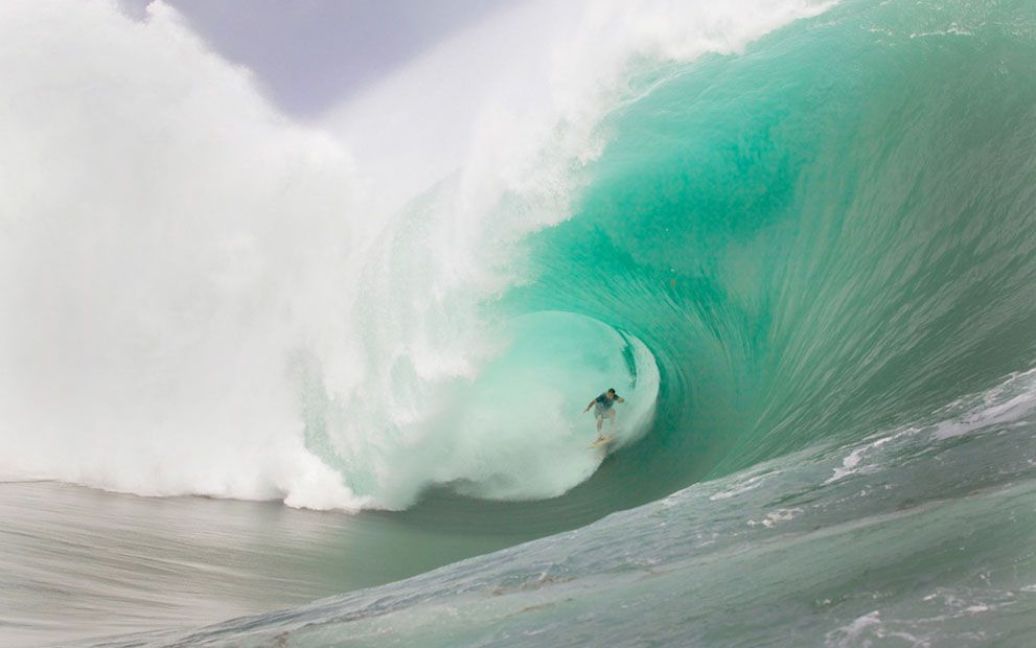 Нейтан Флетчер і одна з найбільших хвиль у берегів Таїті. Фото Ted Grambeau / © National Geographic