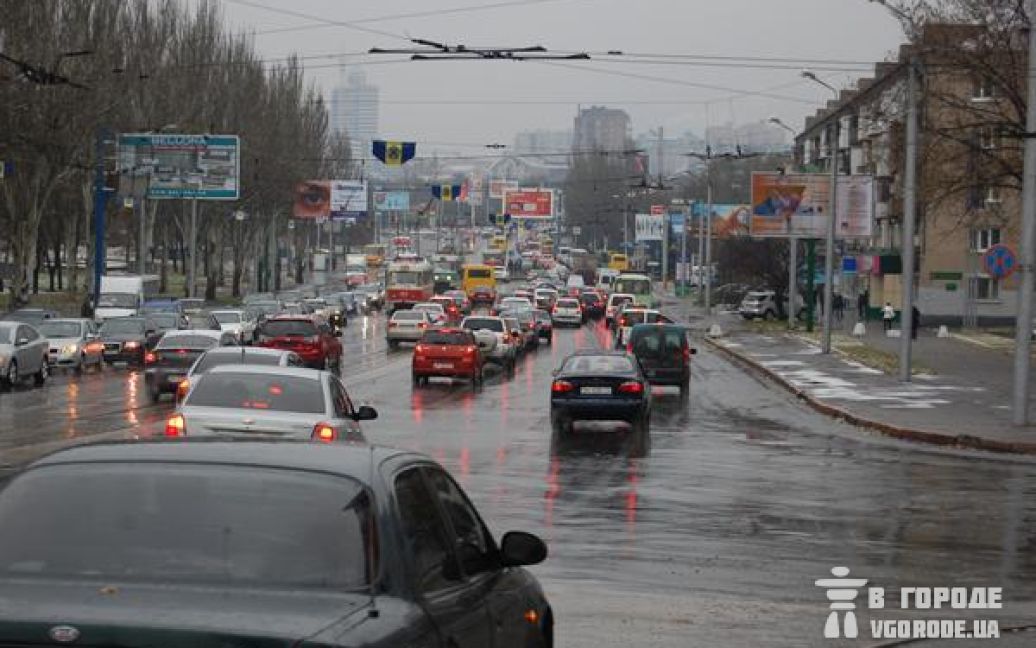 Перший сніг у Донецьку розтанув. а водії кинулися ставити зимову гуму / © dn.vgorode.ua