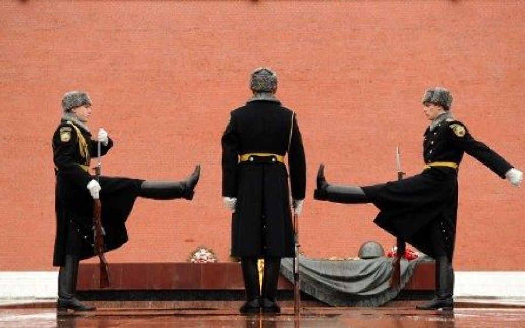 Росія, Москва. Солдати Президентського полку беруть участь у церемонії зміни почесної варти біля могили Невідомого солдата перед Кремлівською стіною в Москві. / © AFP
