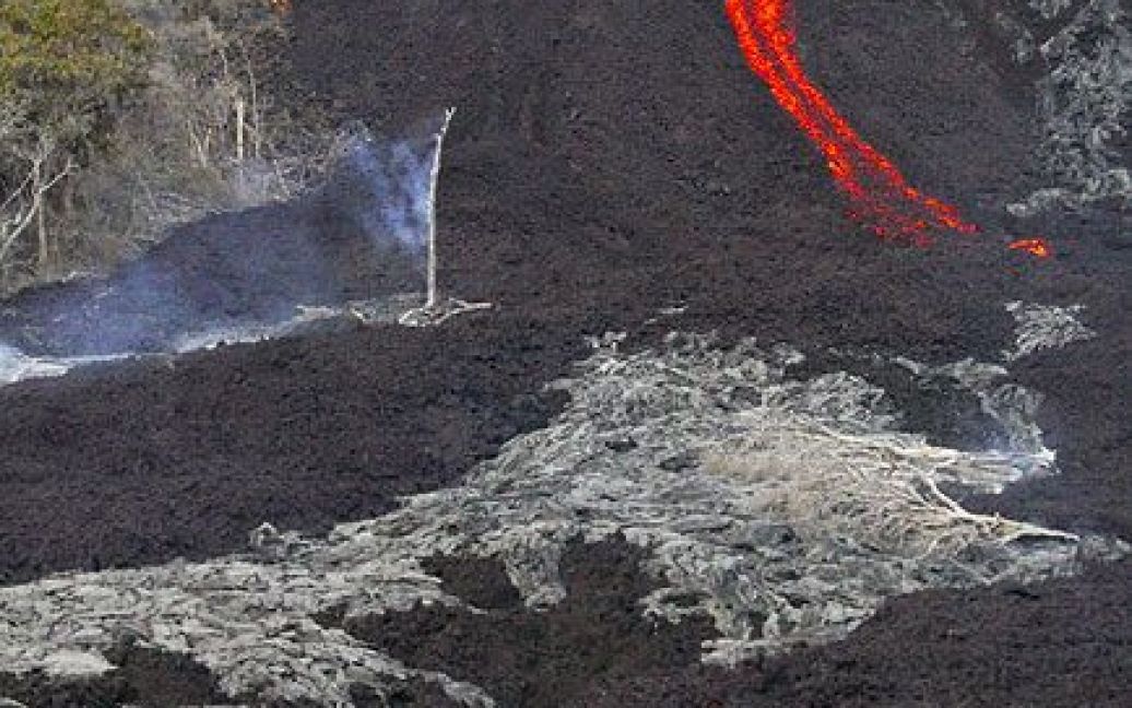 Стікаюча лава на Кілауеа - приманка для туристів. Фото грудень-2011 / © VolcanoDiscovery.com