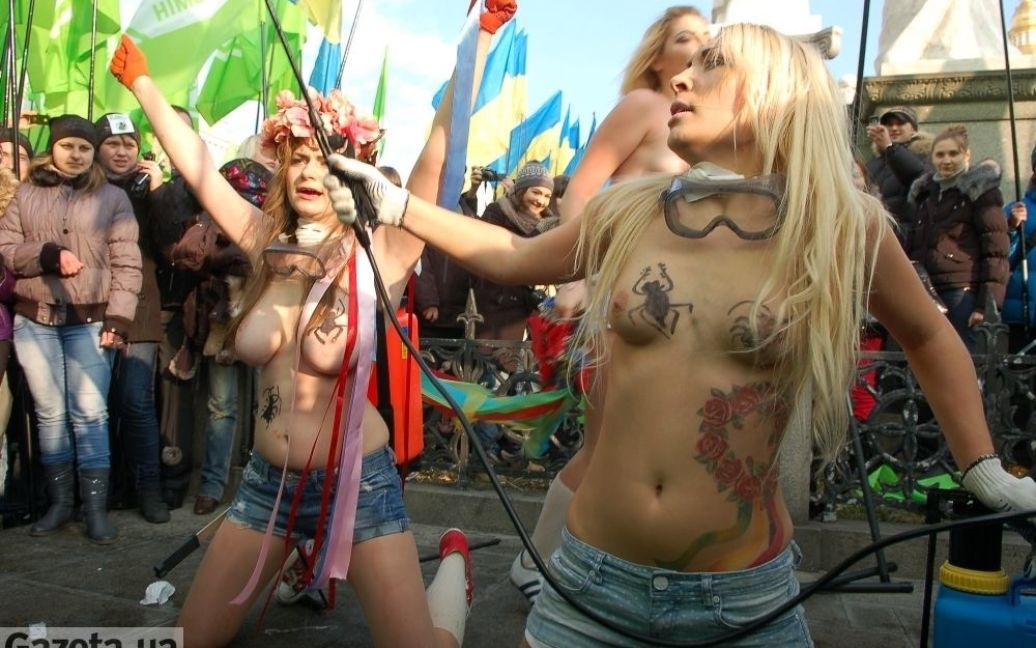 FEMEN показали груди мітингувальникам Яценюка / © gazeta.ua