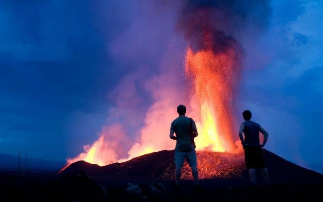 Неподалік від підніжжя вулкана на безпечній відстані розбито наметовий табір для спостерігачів. / © VolcanoDiscovery.com