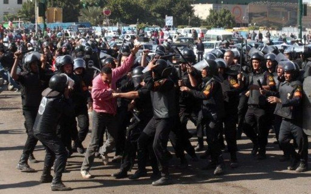 Демонстранти закидають правоохоронців камінням, поліція відповідає сльозоточивим газом. / © AFP
