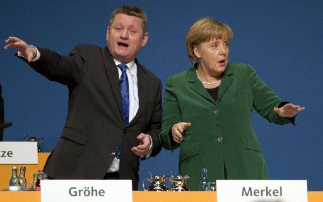 Німеччина, Лейпциг. Федеральний канцлер Німеччини і голова партії ХДС Ангела Меркель та генеральний секретар партії Герман Грьохе жестикулюють після голосування на з&#039;їзді партії. / © AFP