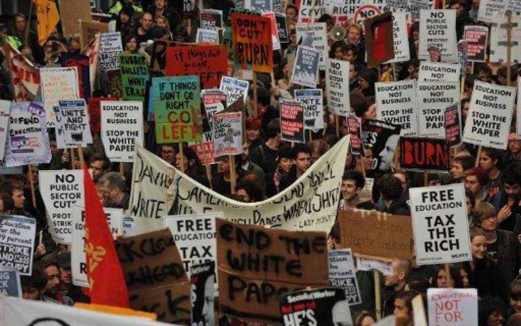 Тисячі студенти взяли участь у демонстрації проти скорочення фінансування освіти в Лондоні. / © AFP