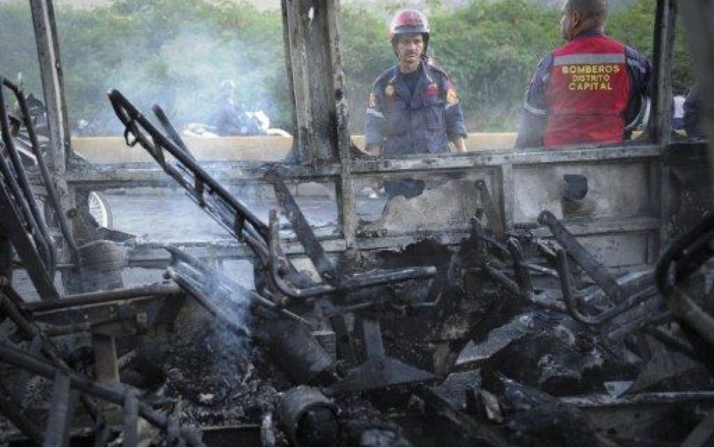 У зіткненні бензовозу і автобуса в Каракасі 14 людей згоріли живцем / © AFP