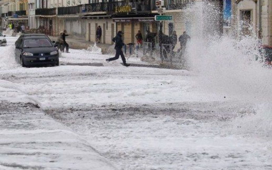Франція, Ніцца. Люди і автомобілі прямують через затоплену набережну у південному французькому місті Ніцца. Сильні дощі і повені накрили південь Франції, сотні людей були евакуйовані, троє загинули. / © AFP