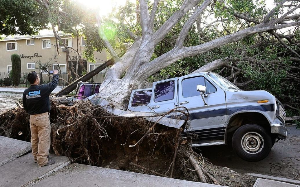 Американське місто Пасадена у штаті Каліфорнія опинилося в епіцентрі сильного урагану. / © gazeta.ua