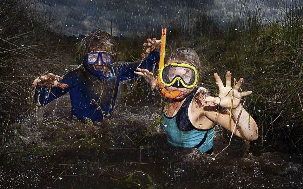 Рекордсмени у болотному тріатлоні з маскою і трубкою &mdash; Деніел і Наталі Бент / © Guinness World Records