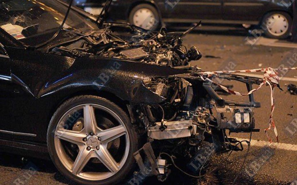 На перетині вулиць Хрещатик і Прорізна в Києві зіткнулися близько 10 автомобілів, регулювальник отримав травму. / © LB.ua