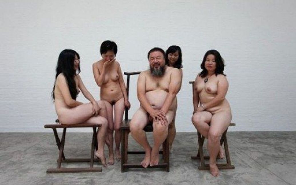 Китай, Пекін. Оголений китайський художник Ай Вейвей позує з оголеними жінками в Пекіні. Китайська поліція звинувачує Вейвея у розповсюдженні порнографії. / © AFP