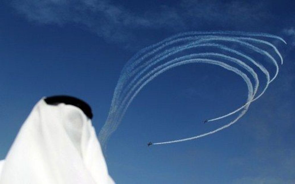 Об&#039;єднані Арабські Емірати, Дубай. Аеробатична команда "Аль-Фурсан" виступає на авіашоу Dubai Airshow 2011. / © AFP