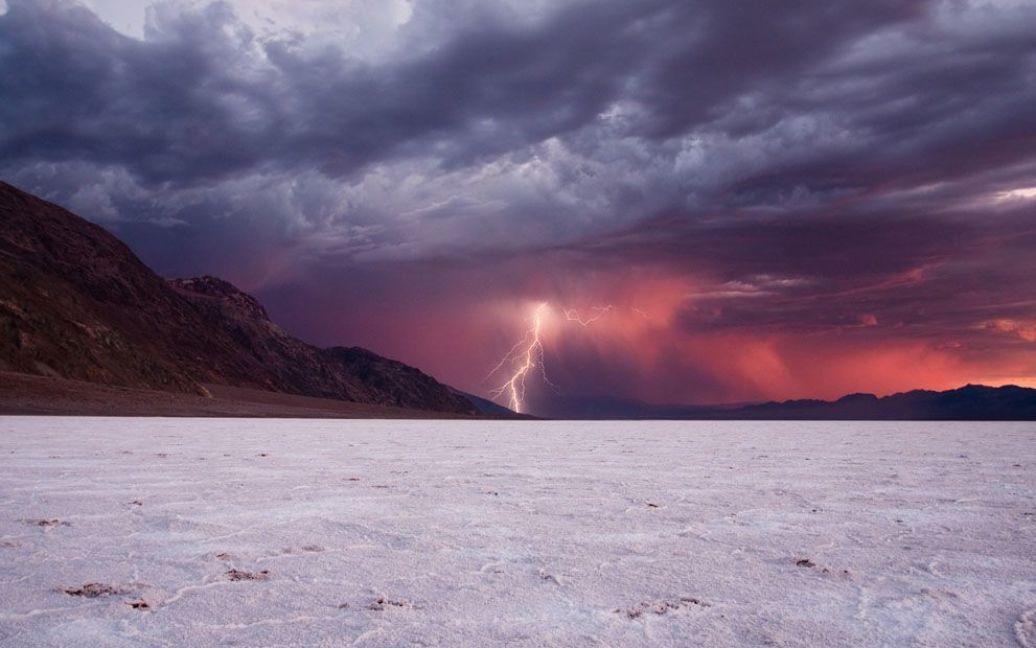 Гроза у Долині Смерті. Фото Jeff Engelhardt / © National Geographic