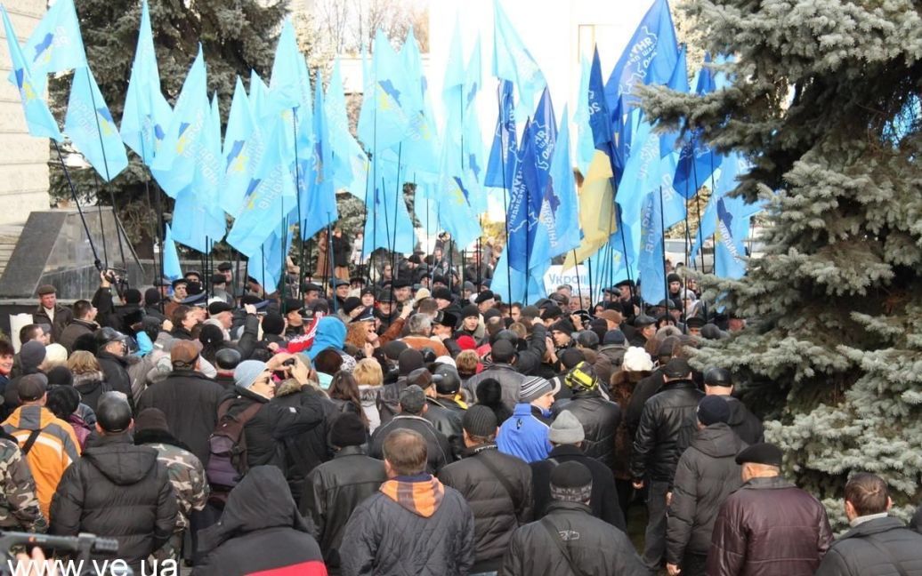 В Хмельницькому сутички виникли під час "Маршу порожніх гаманців" між підприємцями та активістами Партії регіонів. / © Газета Є