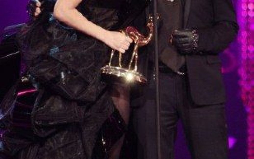 Відомий дизайнер Карл Лагерфельд вручив Леді Гага статуетку золотого оленятка і титул "Міжнародної поп-зірки" / © AFP