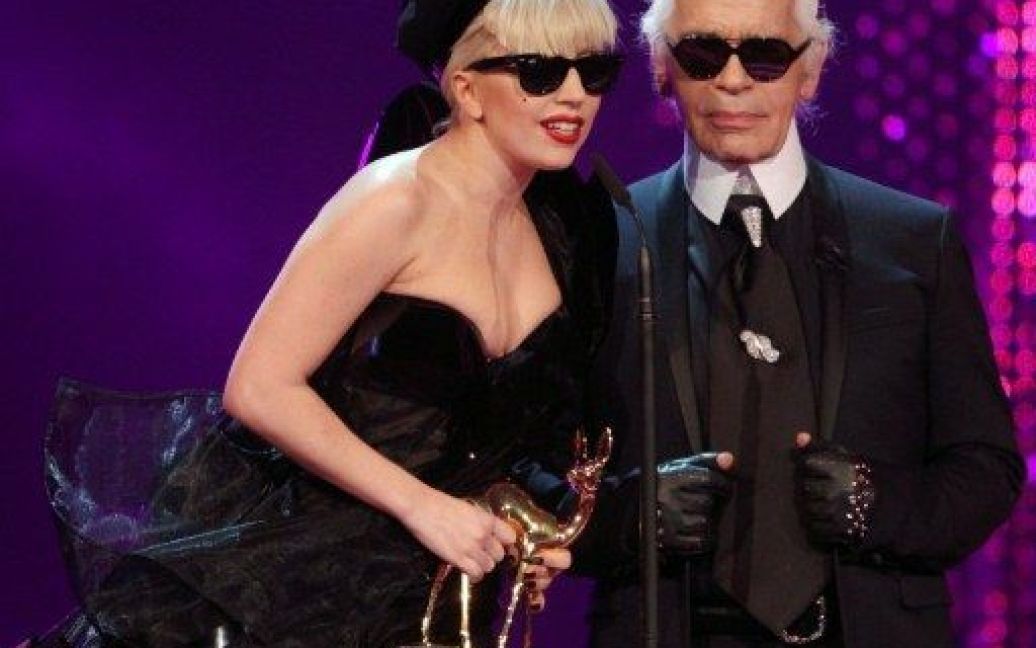 Відомий дизайнер Карл Лагерфельд вручив Леді Гага статуетку золотого оленятка і титул "Міжнародної поп-зірки" / © AFP