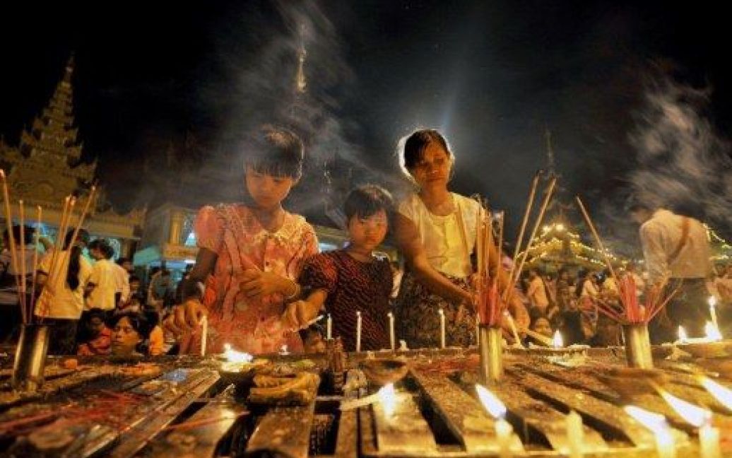 У багатьох азіатських країнах відзначили Свято повного Місяця. / © AFP