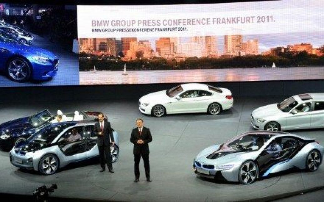 В Нью-Йорку провели показ гібридного концепт-кару BMW i8 і електромобіля BMW i3, корпуси яких створені з вуглецевого волокна / © AFP