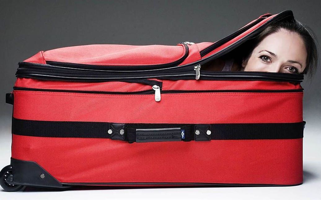 Леслі Тіптон вдалося залізти до валізи за рекордні 5,43 секунди / © Guinness World Records