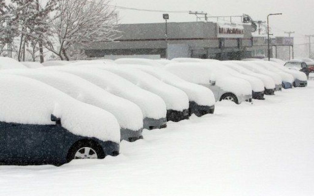 Греція, Верія. Автомобілі, вкриті снігом, кинуті на вулиці у місті Верія. Десятки сіл у Греції були відрізані від світу в результаті сильних снігопадів. Морози вбили більше 100 людей у Європі за останні кілька днів. / © AFP