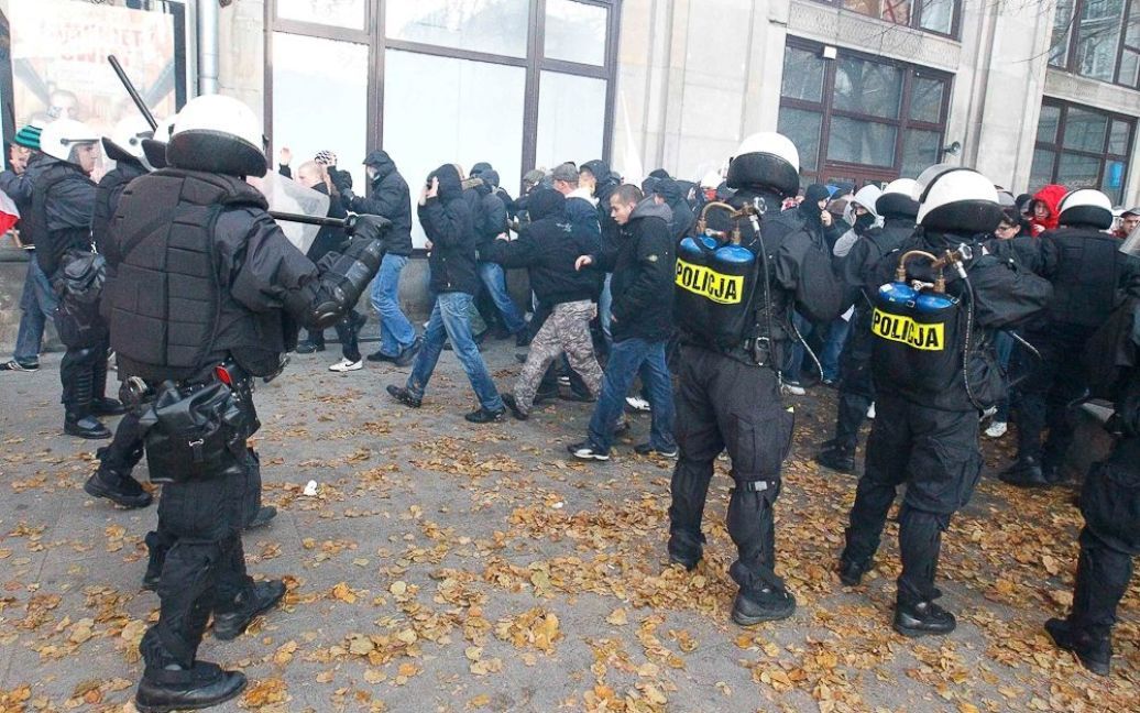 Поліція застосувала водомети і сльозогінний газ для розгону натовпу на площі Конституції у Варшаві. / © gazeta.ua