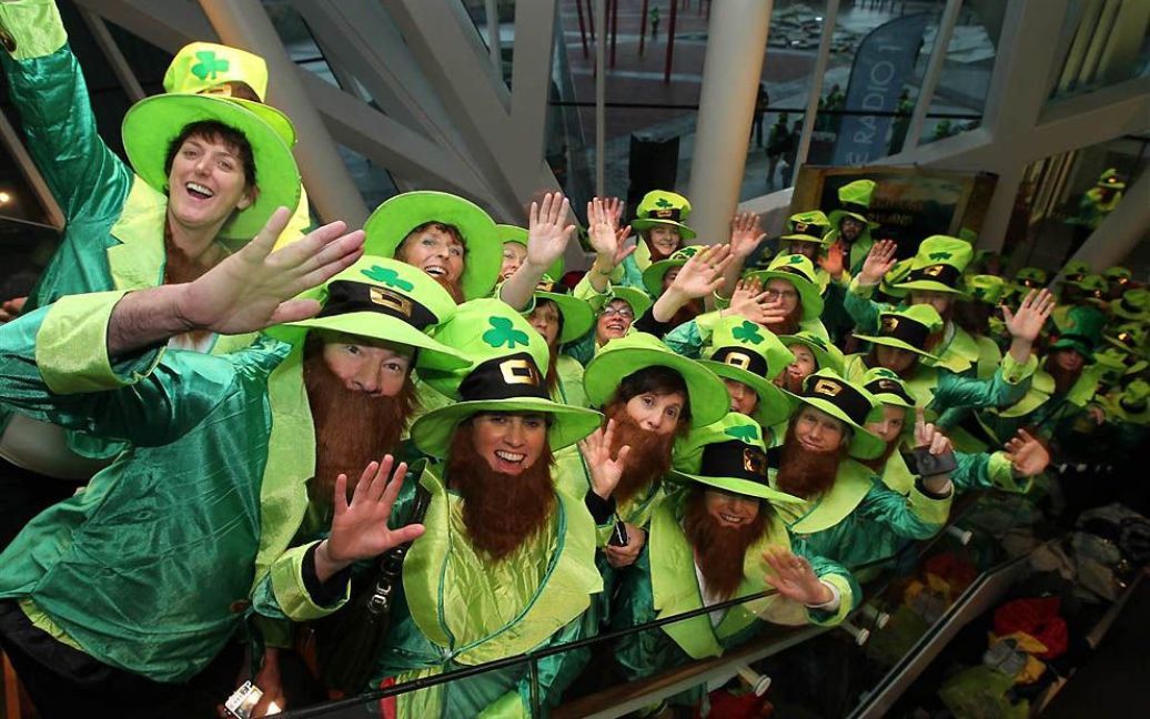 Найбільша кількість людей у костюмах лепреконів зібралась у театрі Гранд Канал в Дубліні / © Guinness World Records