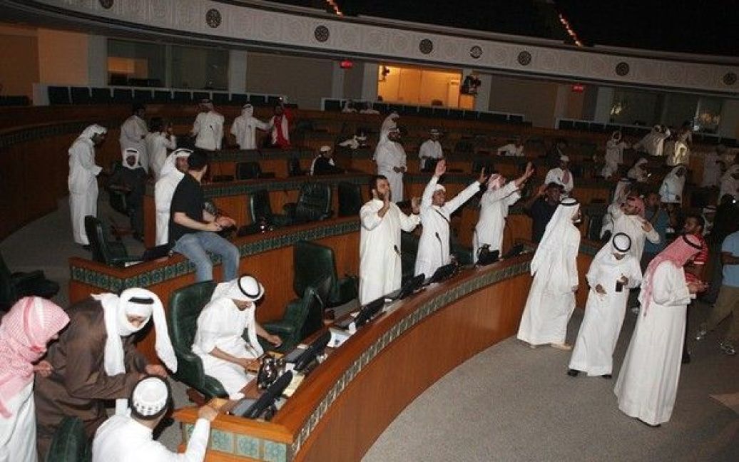 Демонстранти взяли штурмом парламент Кувейта і залишили будівлю лише після того, як заспівали національний гімн в залі засідань. / © AFP