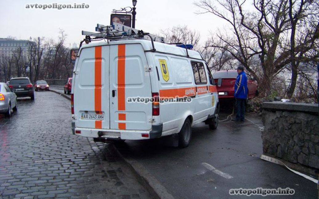 В центрі Києва Мітсубісі збив пішохода, зніс масивну огорожу і завис над прірвою. / © avtopoligon.info