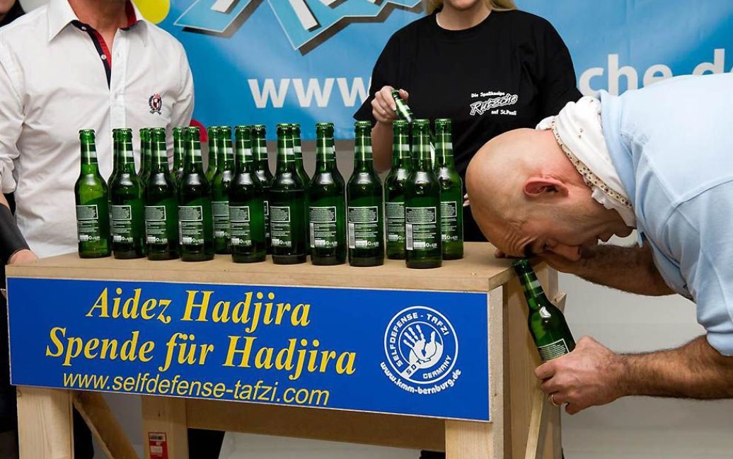 Найбільшу кількість пляшок відкрив головою Ахмед Тафзі у Гамбурзі (24 пляшки) / © Guinness World Records