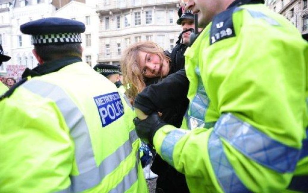 Великобританія, Лондон. Поліція затримує демонстранта під час акції протесту проти скорочення фінансування освіти у Лондоні. Тисячі студентів пройшли маршем по вулицях Лондона, а поліція, озброєна гумовими кулями, спробувала не допустити повторення минулорічних погромів. / © AFP