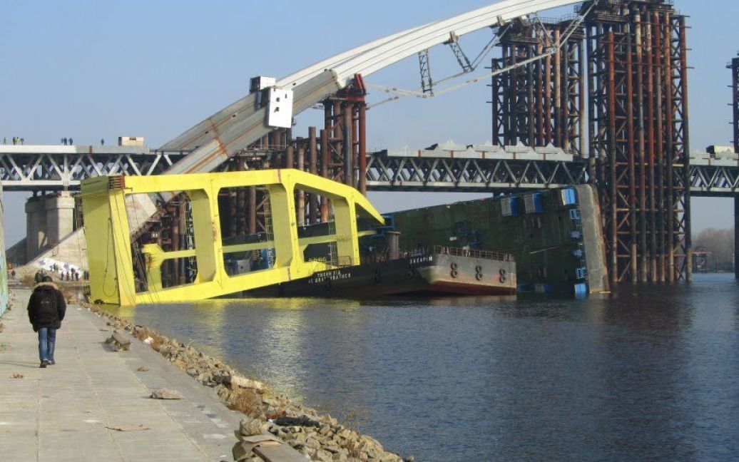 У Києві на будівництві мосту в Дніпро впав плавучий кран "Захарій" / © 