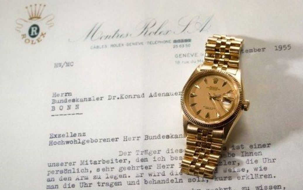 Швейцарія, Женева. Годинник канцлера Німеччини Конрада Аденауера, який канцлеру у 1955 році подарував невідомий, показали на аукціоні Сотбіс у Женеві. Спадкоємці Аденауера продають 18-каратний золотий наручний годинник Rolex, вартість якого, за оцінками, становить від 48 тисяч євро до 66 тисяч євро. / © AFP
