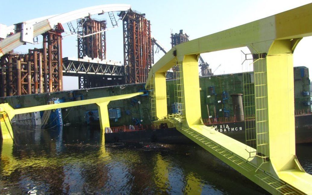 У Києві на будівництві мосту в Дніпро впав плавучий кран "Захарій" / © 