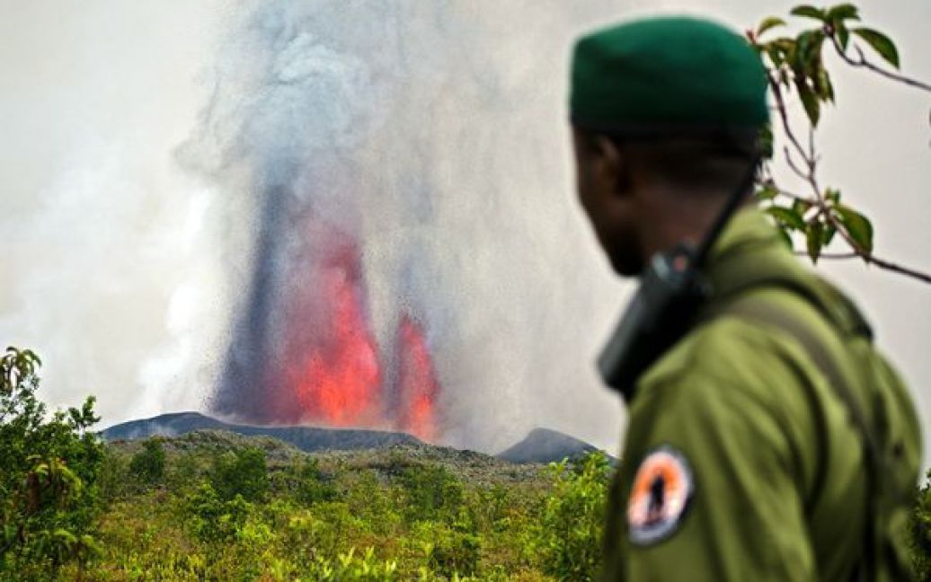 Неподалік від підніжжя вулкана на безпечній відстані розбито наметовий табір для спостерігачів. / © National Geographic