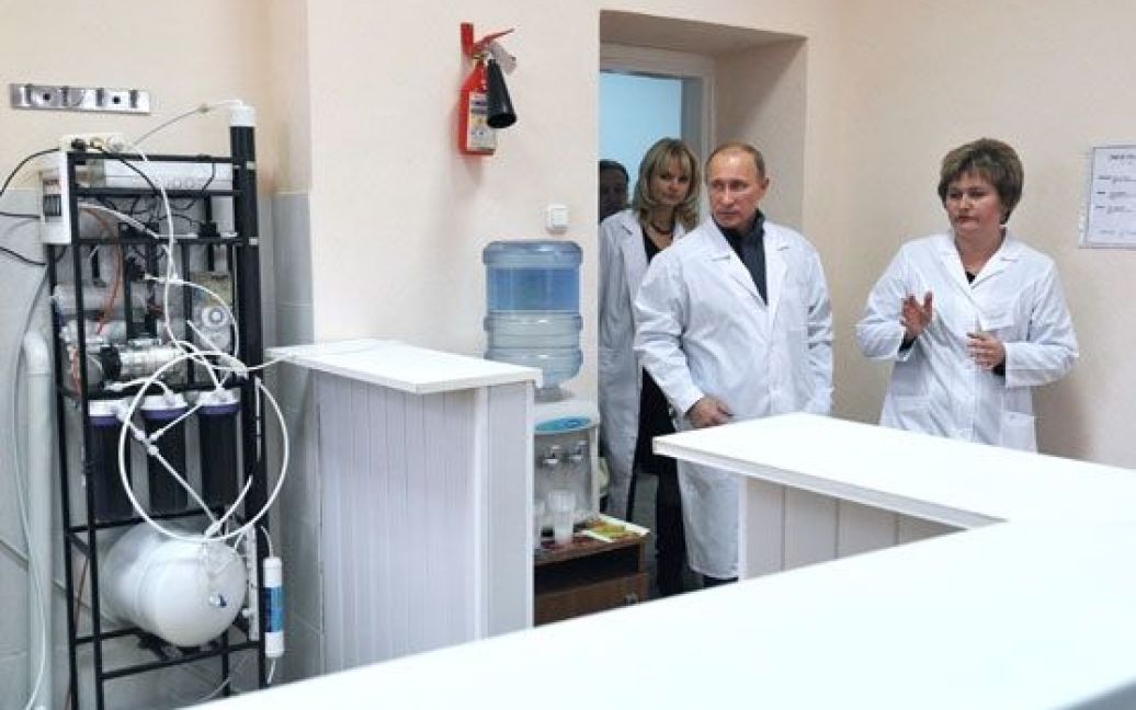 Глава уряду РФ оглянув корпуси лікарні, вислухав побажання медиків, але особливу увагу приділив стоматологічному кабінету. / © premier.gov.ru