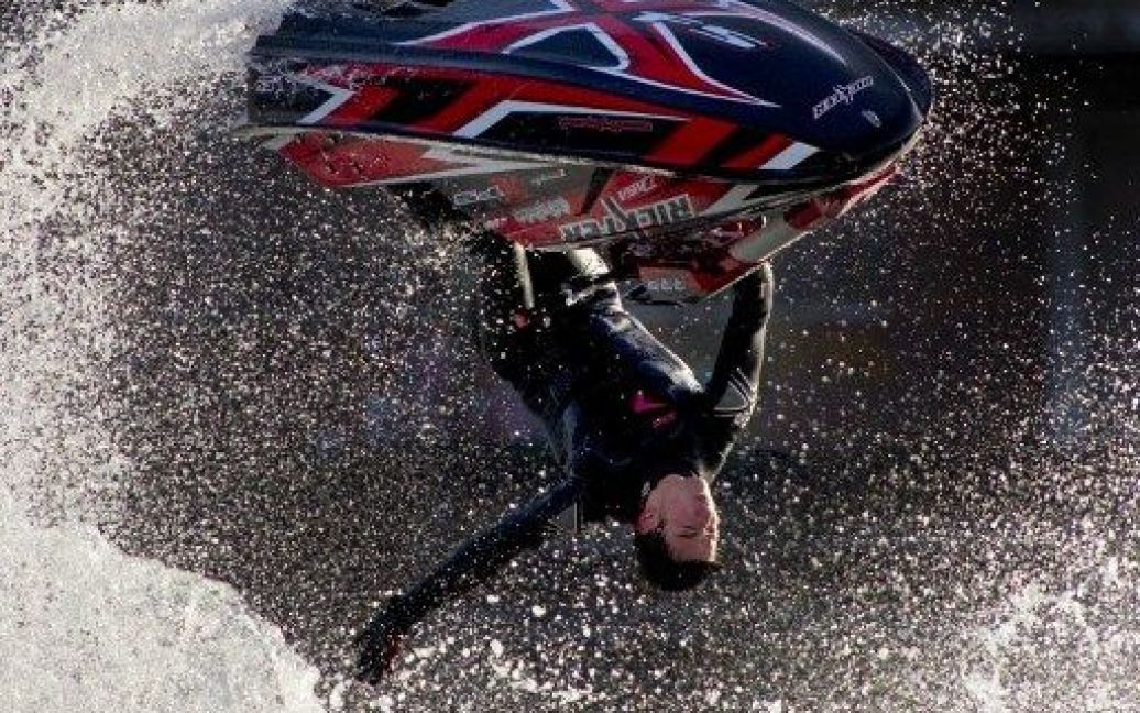 Великобританія, Лондон. Британський чемпіон з фрістайлу на водному мотоциклі, 17-річний Джек Моул виступає на відкритті Лондонської виставки яхт. / © AFP