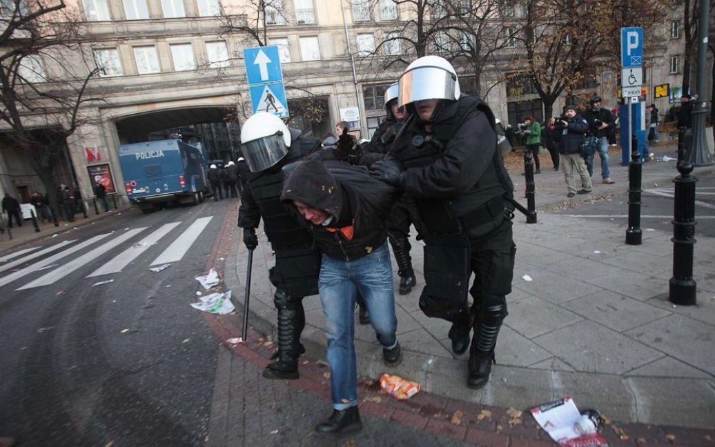 Поліція застосувала водомети і сльозогінний газ для розгону натовпу на площі Конституції у Варшаві. / © gazeta.ua