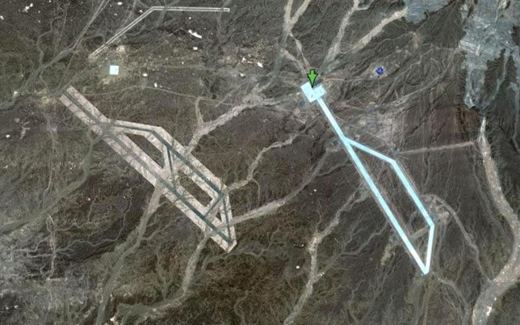 Аеродром, оснащений злітно-посадковою смугою - щоправда, насиченого блакитного кольору. / © Google Maps