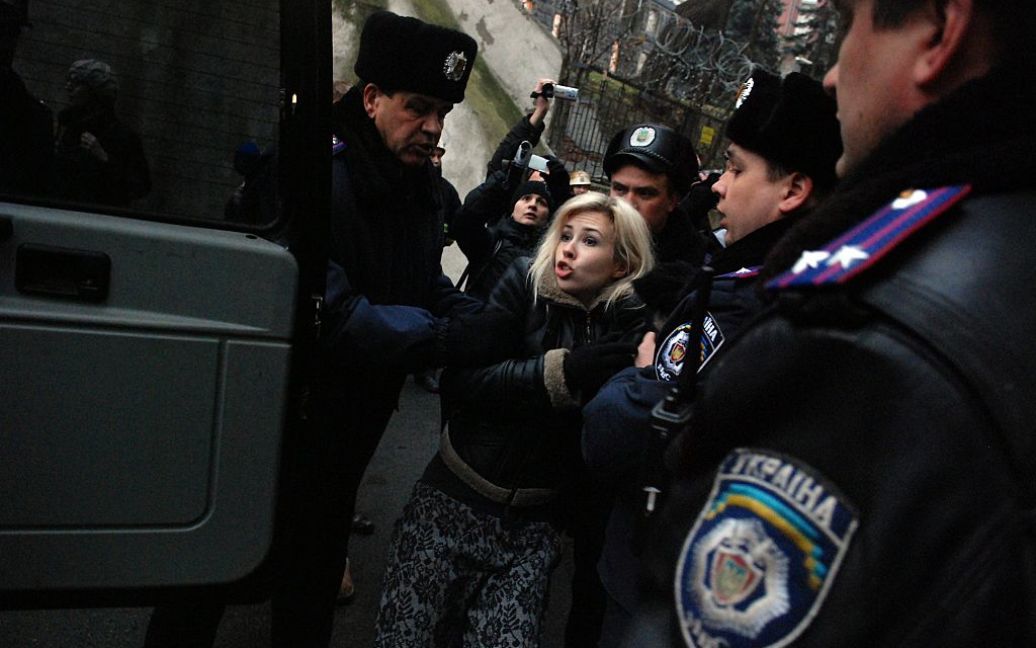 Жіночий рух FEMEN подарував Азарову нову Кровосісю на день народження / © Жіночий рух FEMEN